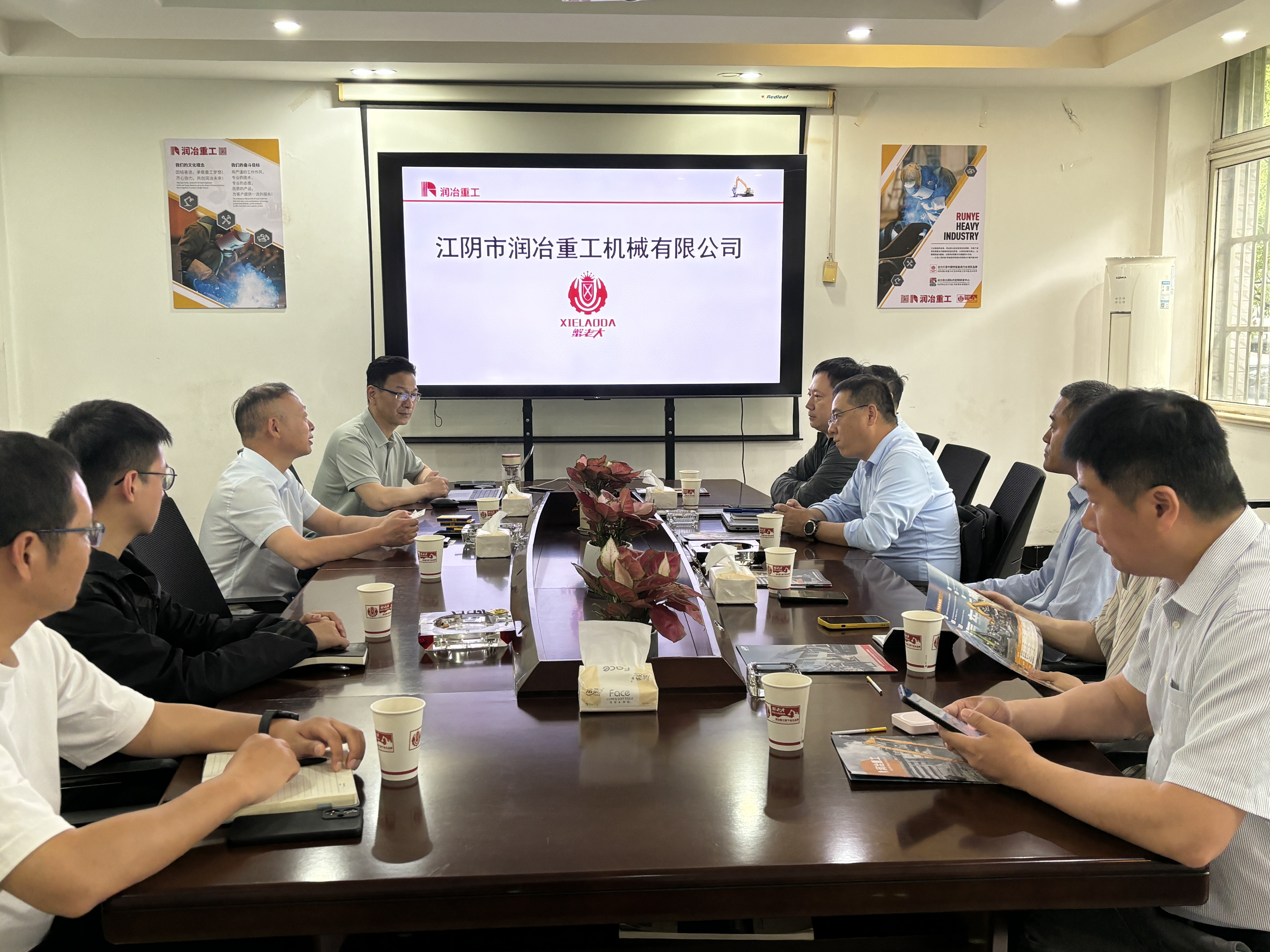 中國小松代表團(tuán)蒞臨潤冶重工參觀交流